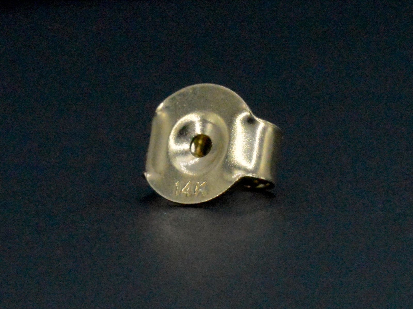 Gouden oorbellen met diamanten en robijn