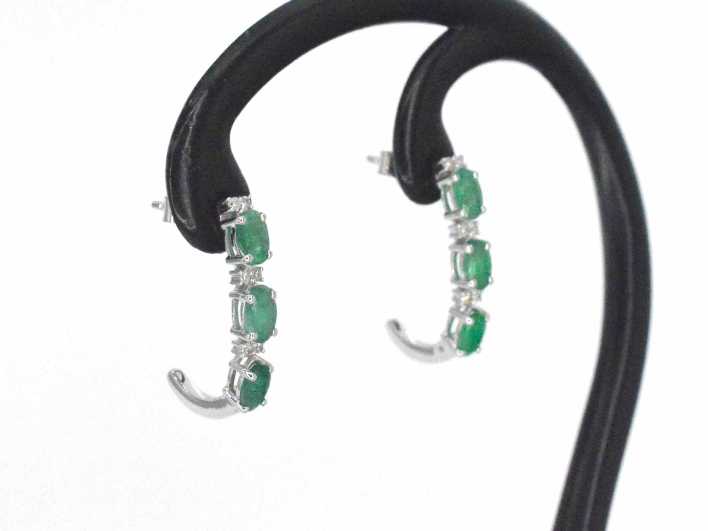 Witgouden oorbellen met diamanten en smaragd