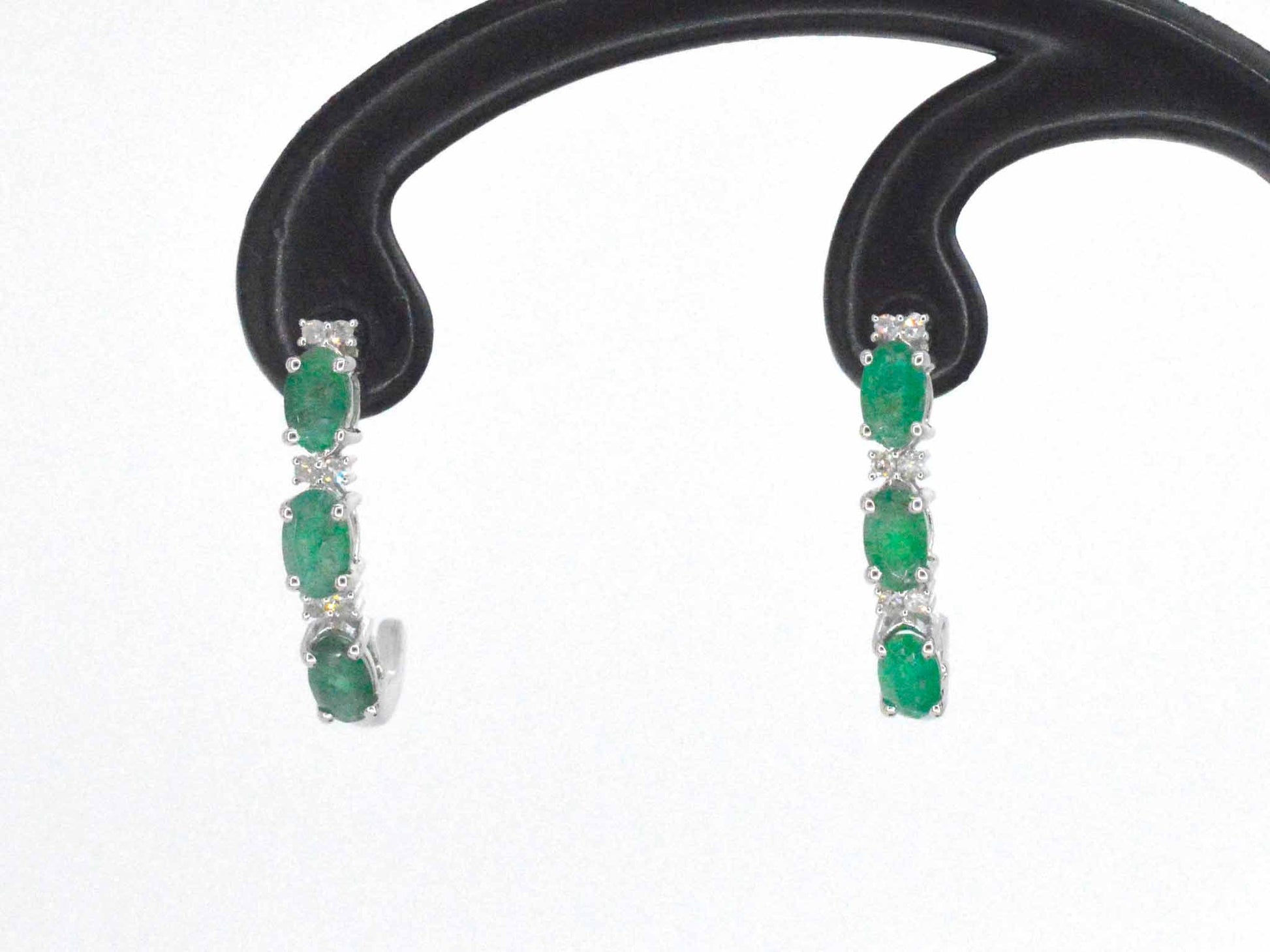 Witgouden oorbellen met diamanten en smaragd