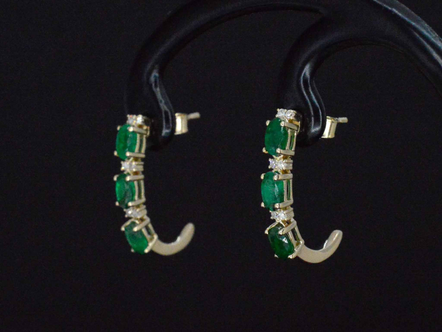 Gouden oorbellen met diamanten en smaragd