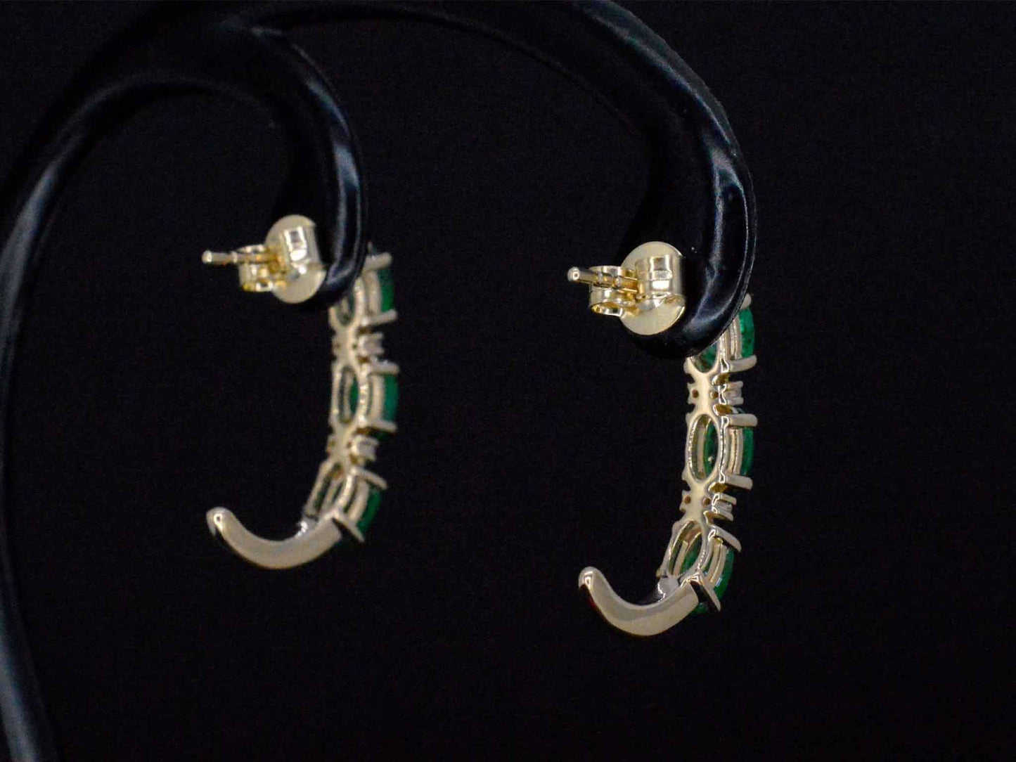 Gouden oorbellen met diamanten en smaragd