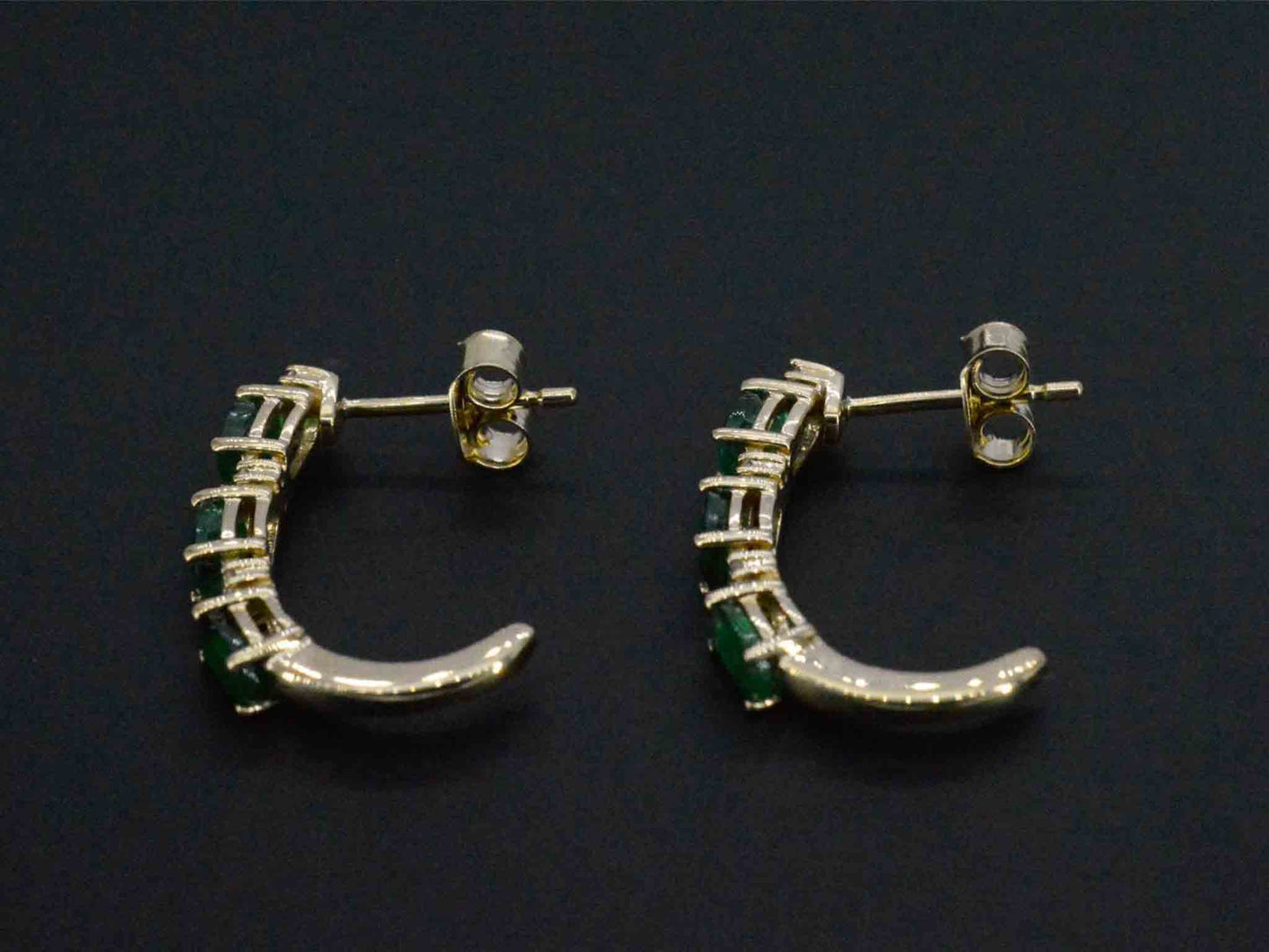 Gouden oorbellen met diamanten en smaragd