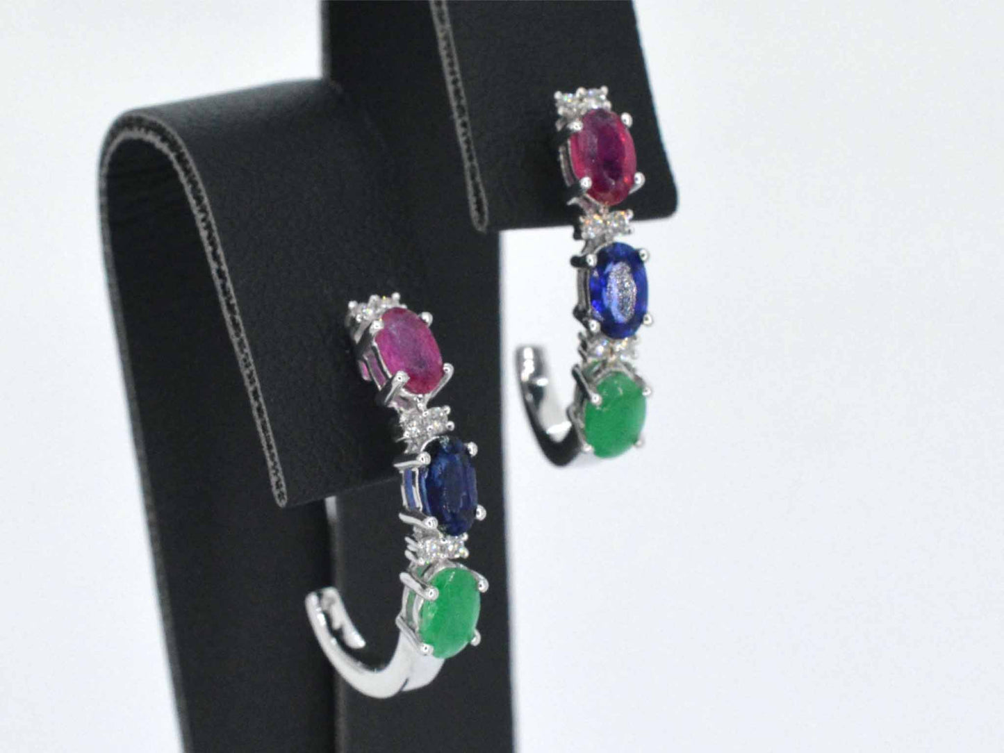 Witgouden oorbellen met multicolour edelstenen en diamant
