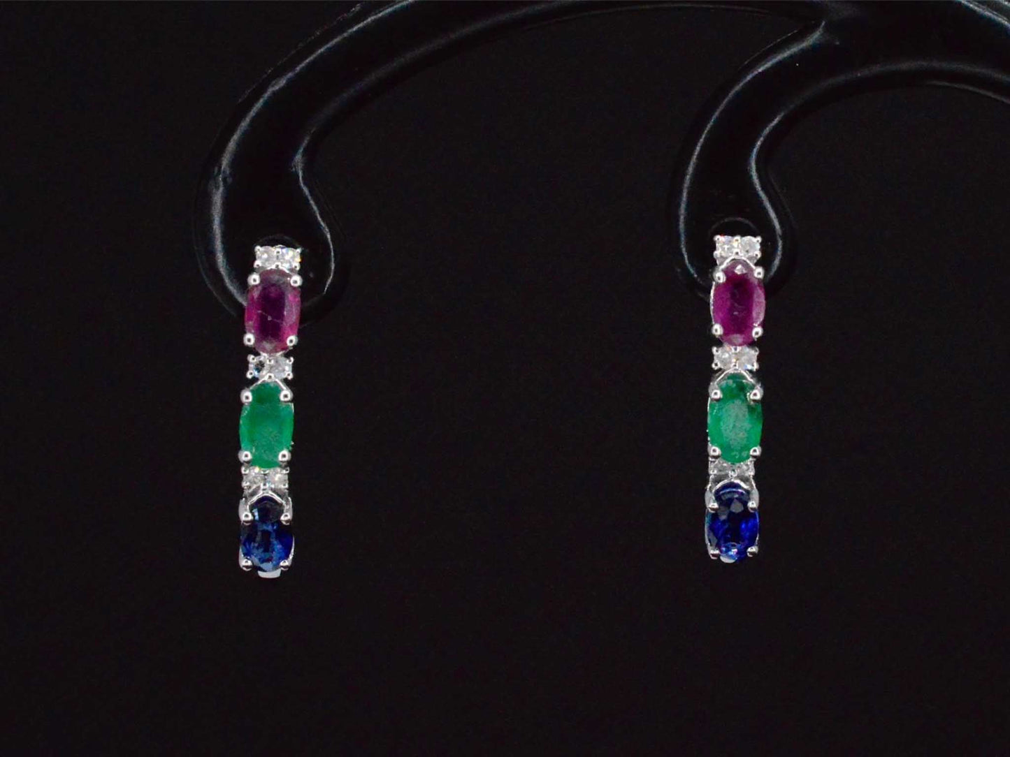 Witgouden oorbellen met multicolour edelstenen en diamant
