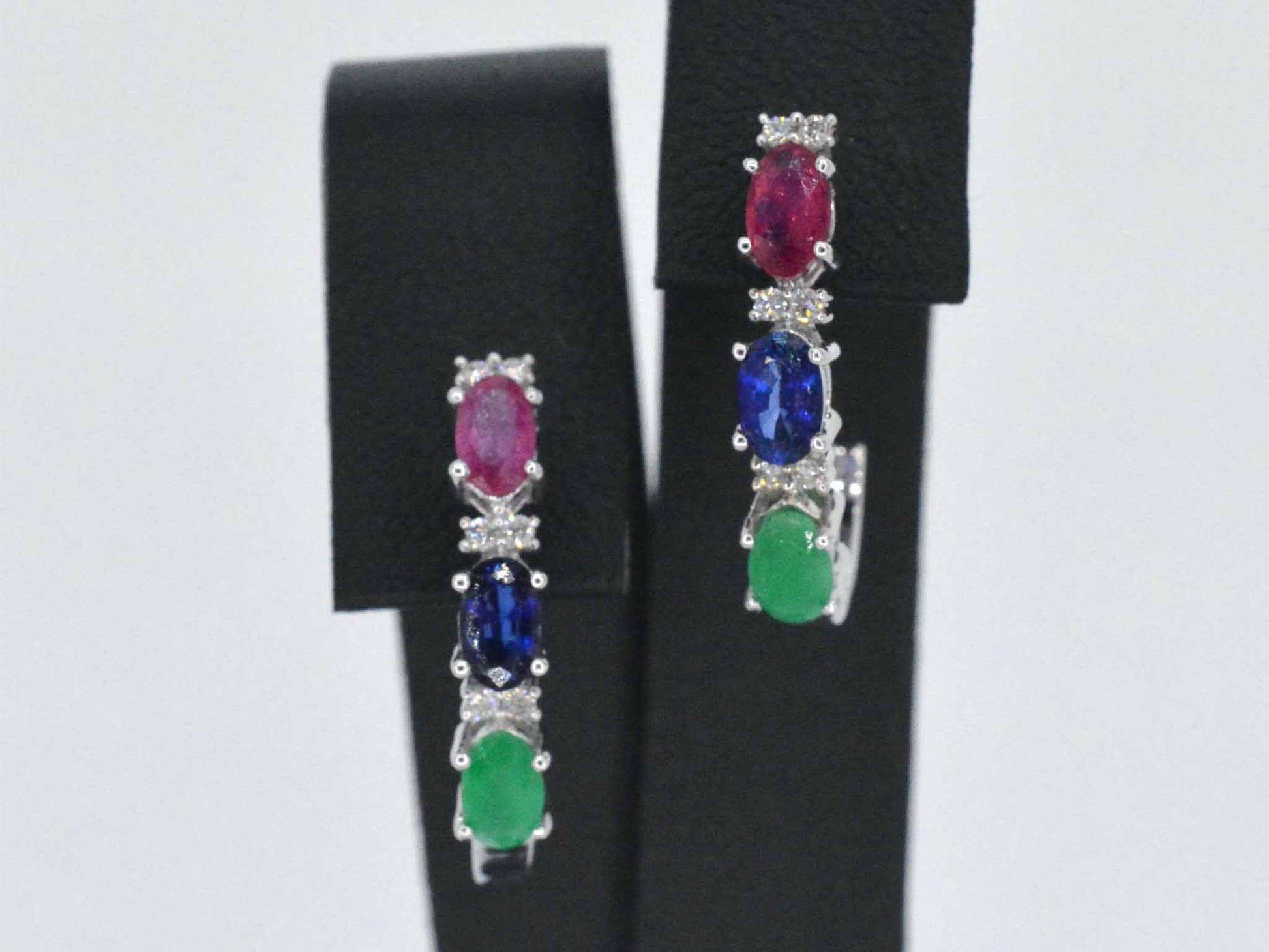 Witgouden oorbellen met multicolour edelstenen en diamant
