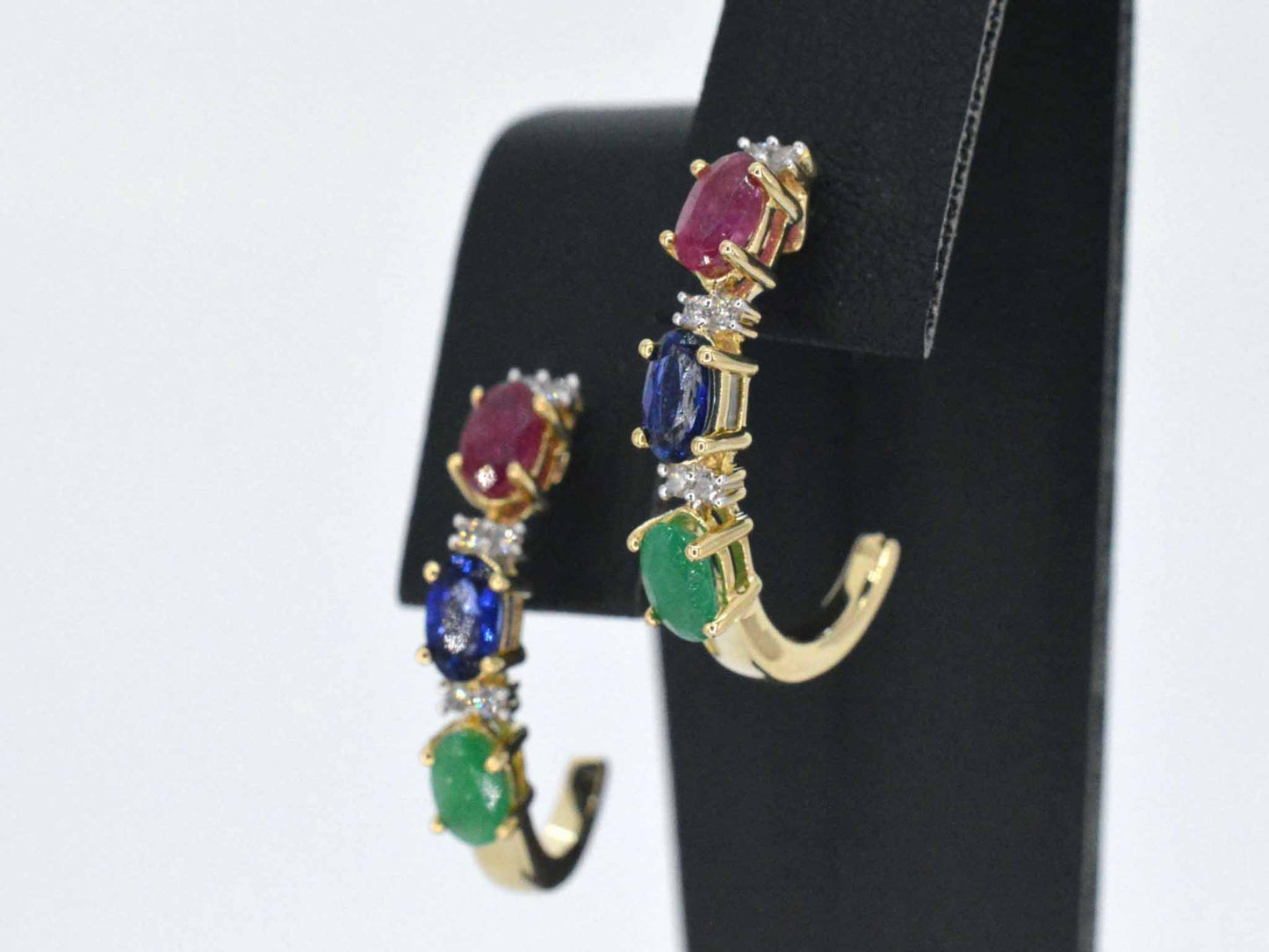 Gouden oorbellen met multicolour edelstenen en diamant