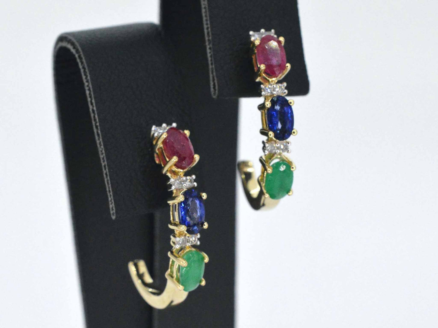 Gouden oorbellen met multicolour edelstenen en diamant