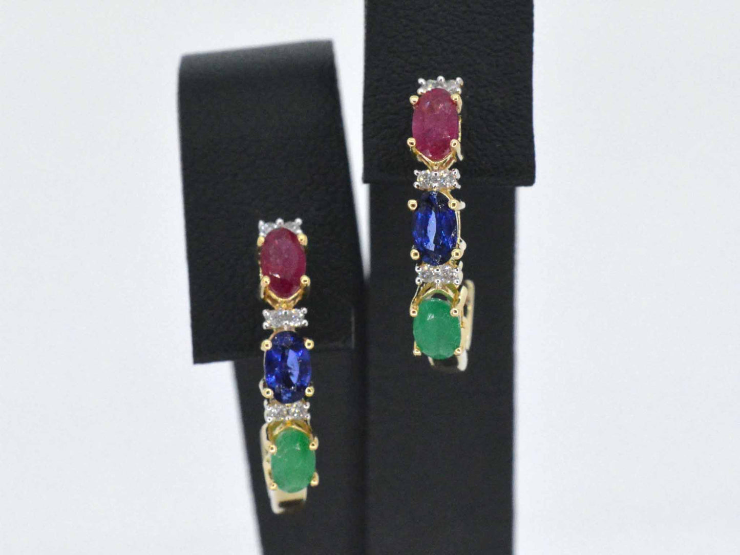 Gouden oorbellen met multicolour edelstenen en diamant