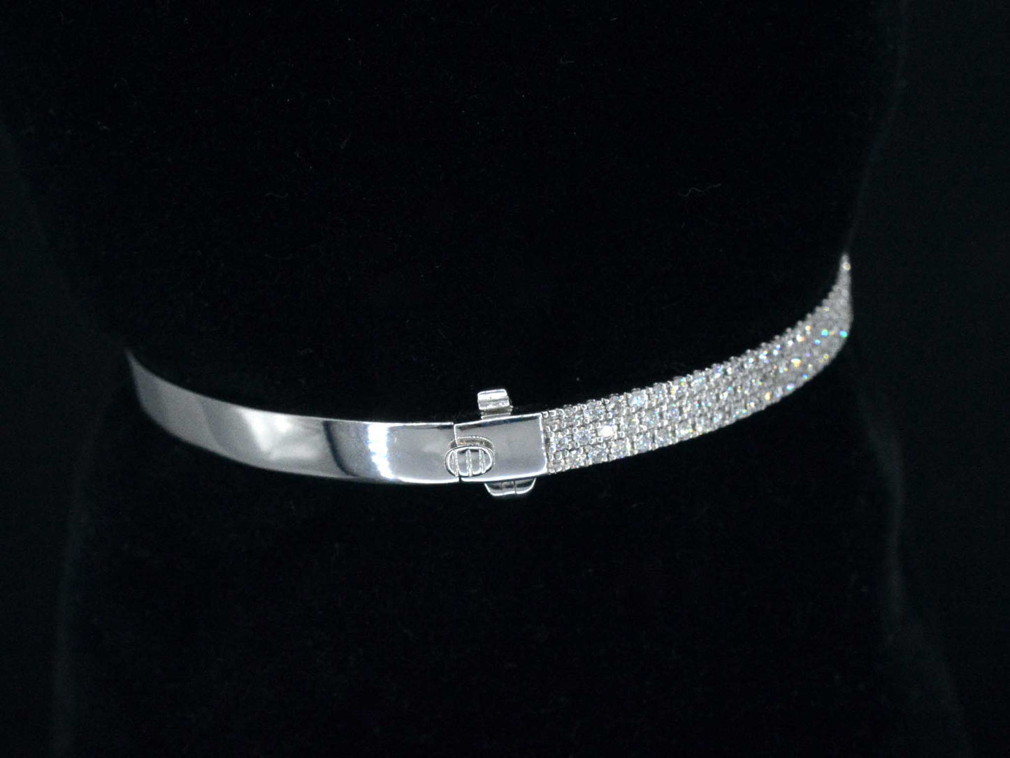 Witgouden vaste armband met briljant geslepen diamant