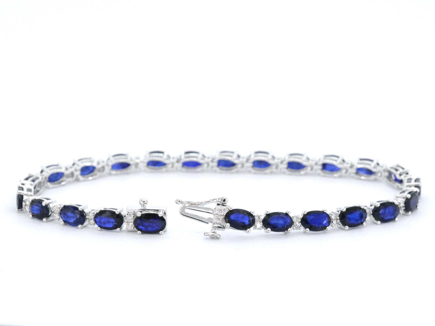 Witgouden tennisarmband met diamanten en saffier