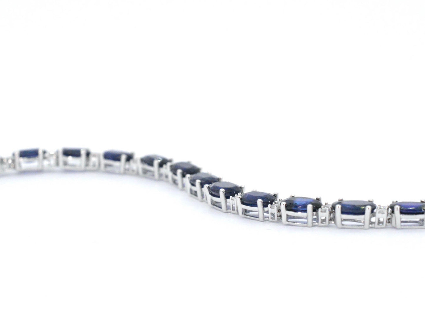Witgouden tennisarmband met diamanten en saffier