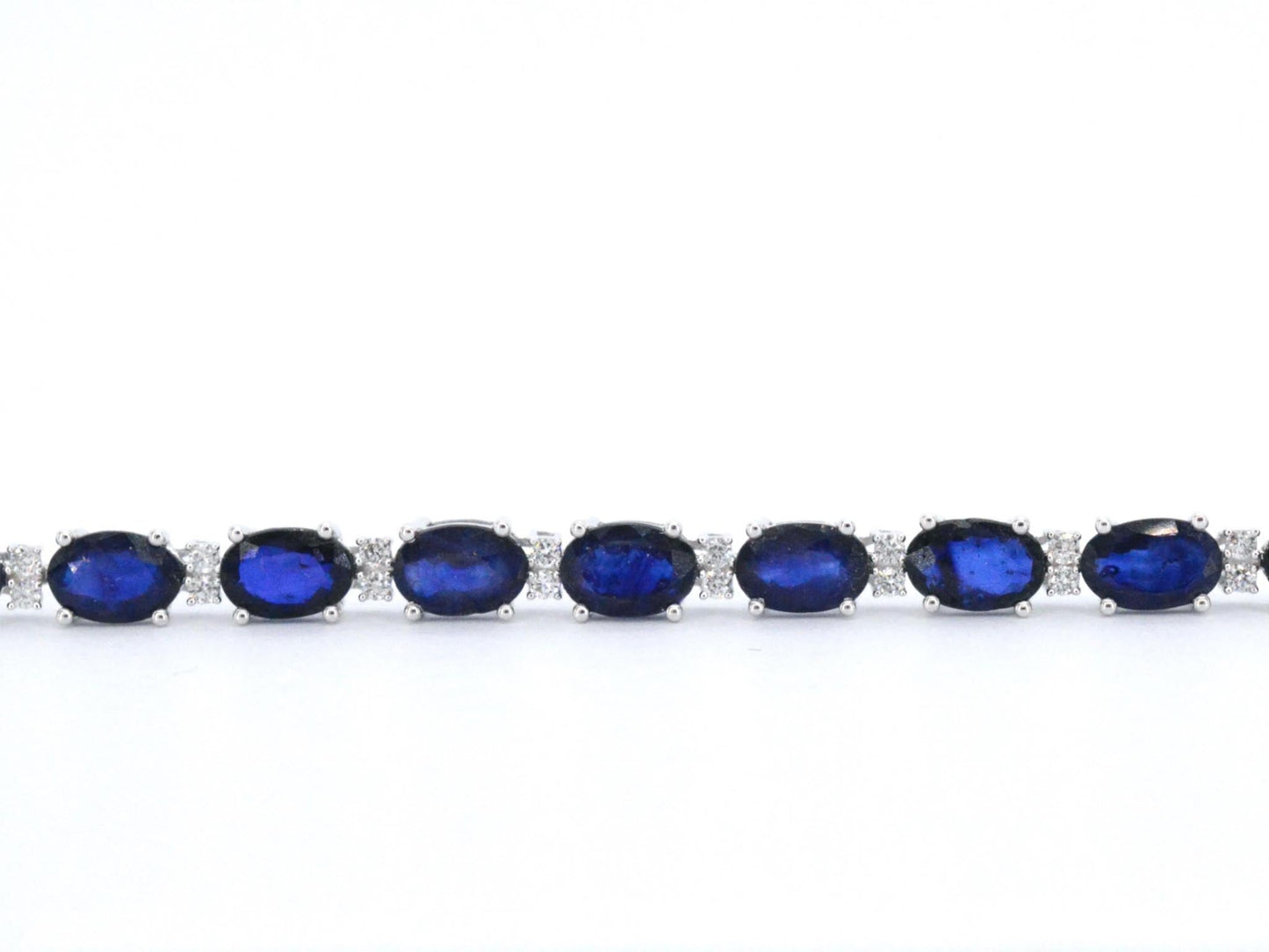 Witgouden tennisarmband met diamanten en saffier