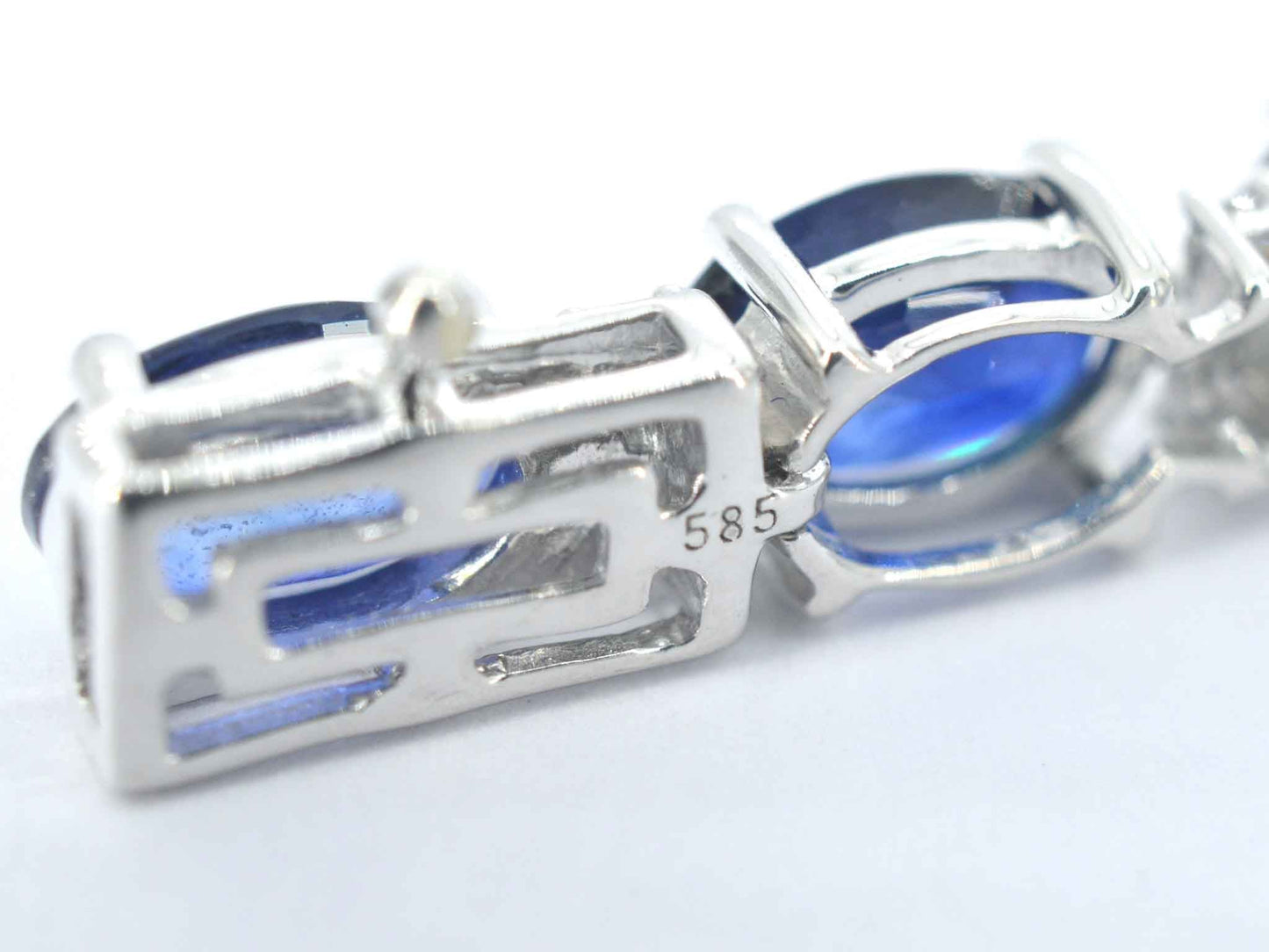 Witgouden tennisarmband met diamanten en saffier