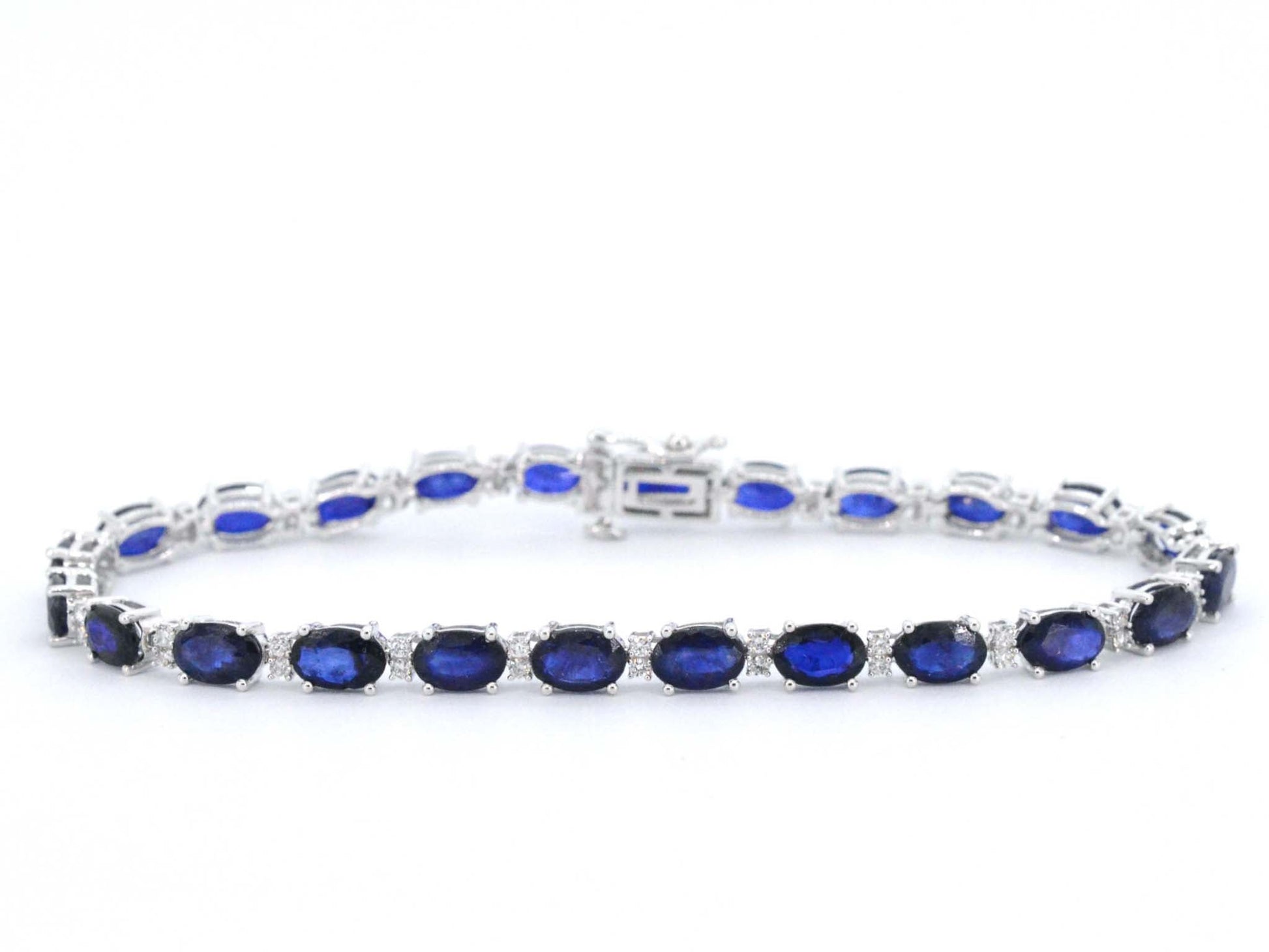 Witgouden tennisarmband met diamanten en saffier