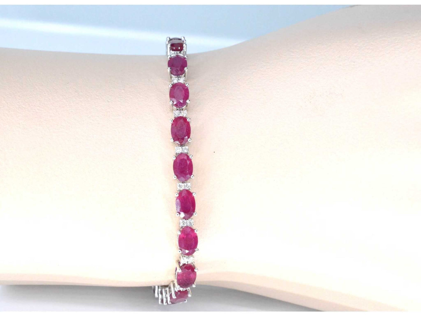 Witgouden tennisarmband met diamanten en robijn