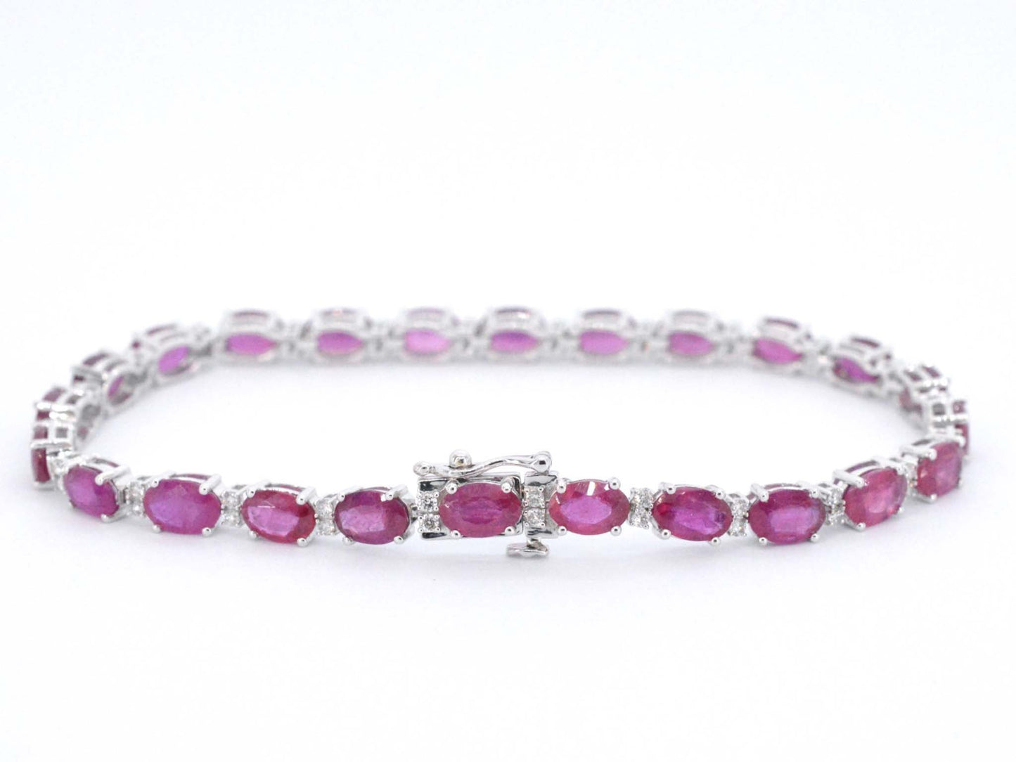 Witgouden tennisarmband met diamanten en robijn
