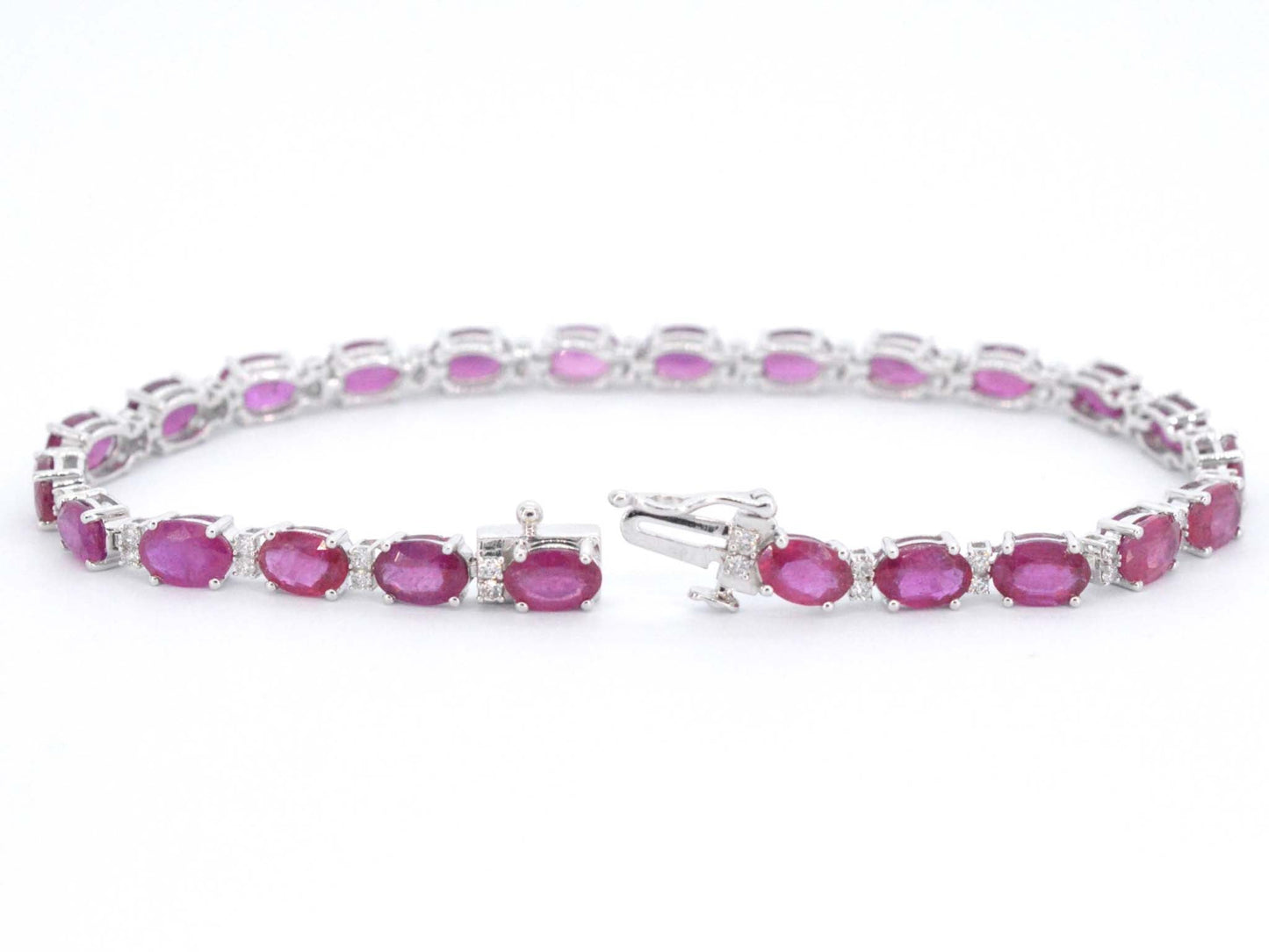 Witgouden tennisarmband met diamanten en robijn