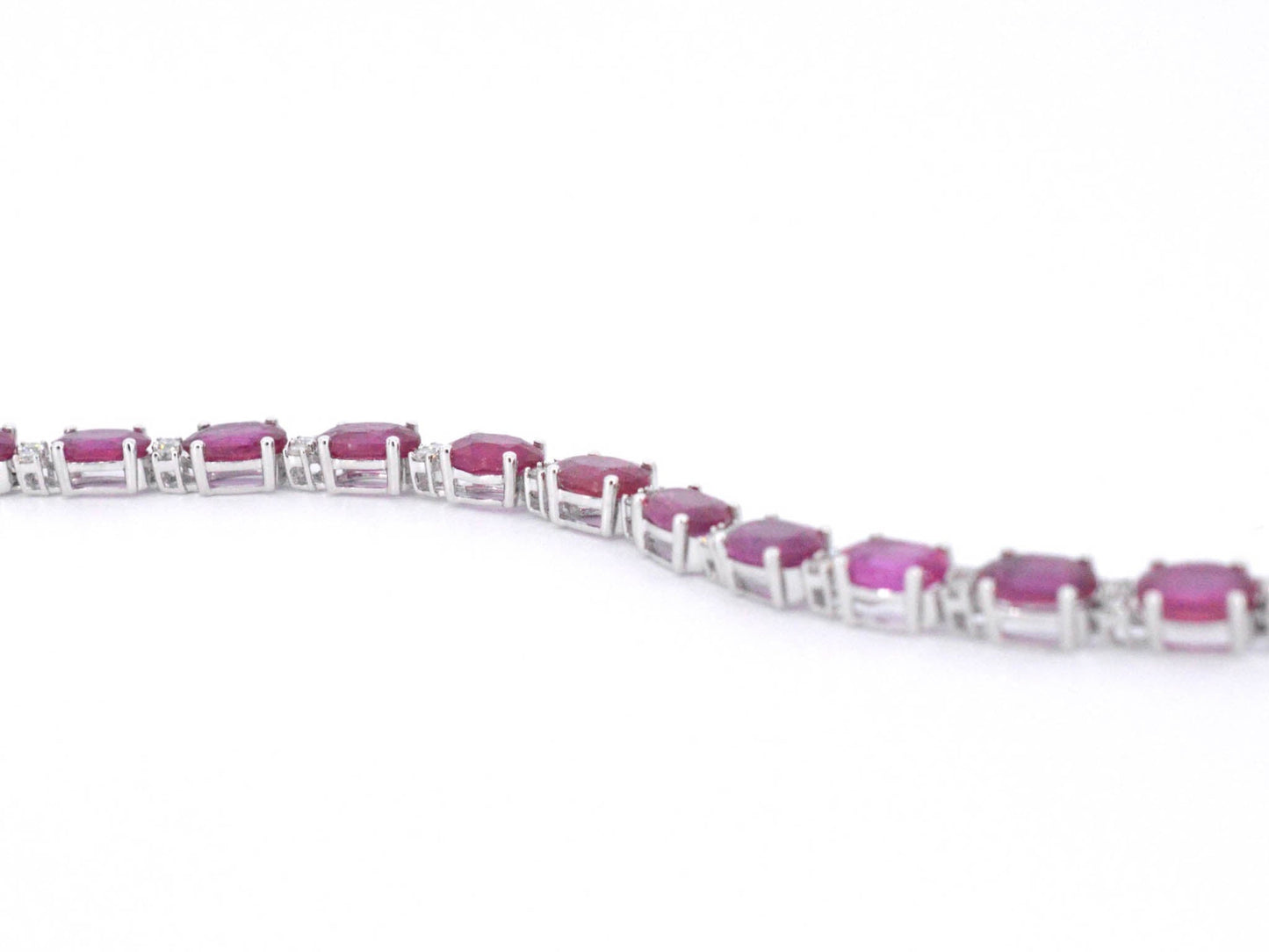 Witgouden tennisarmband met diamanten en robijn