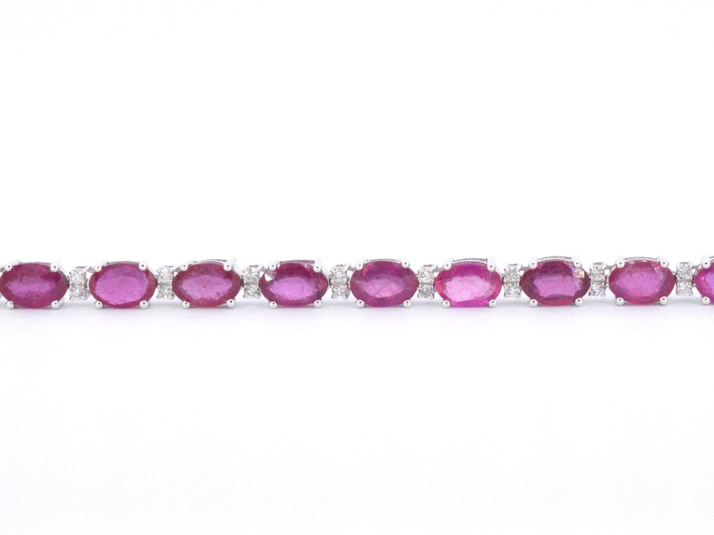 Witgouden tennisarmband met diamanten en robijn