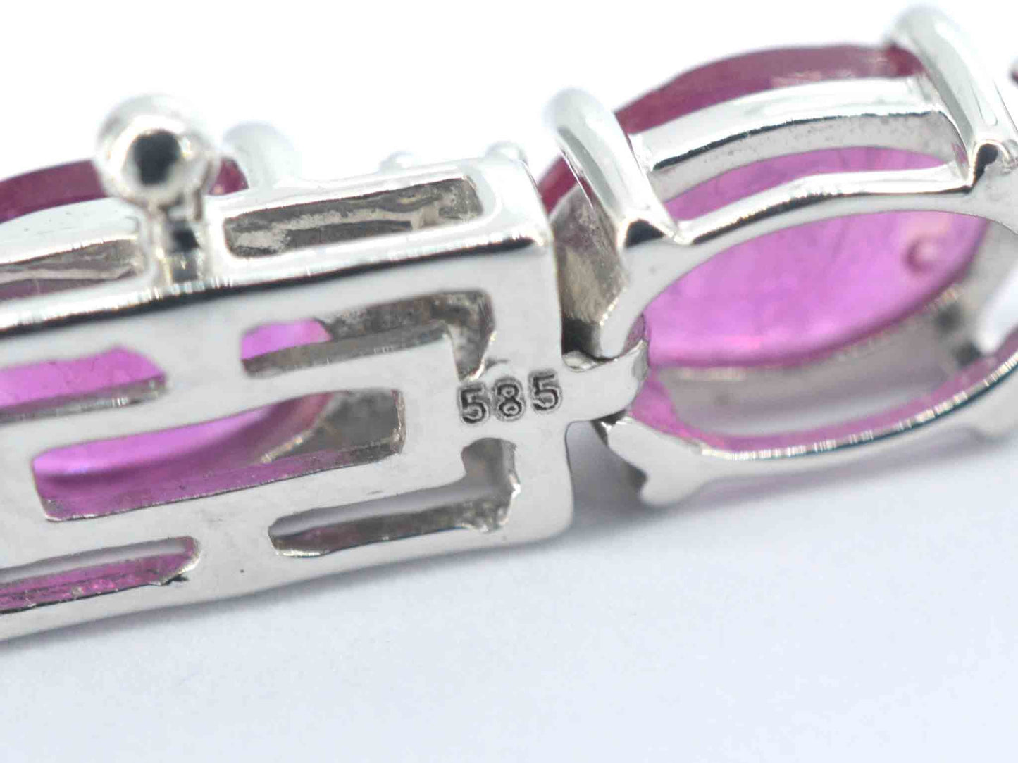 Witgouden tennisarmband met diamanten en robijn