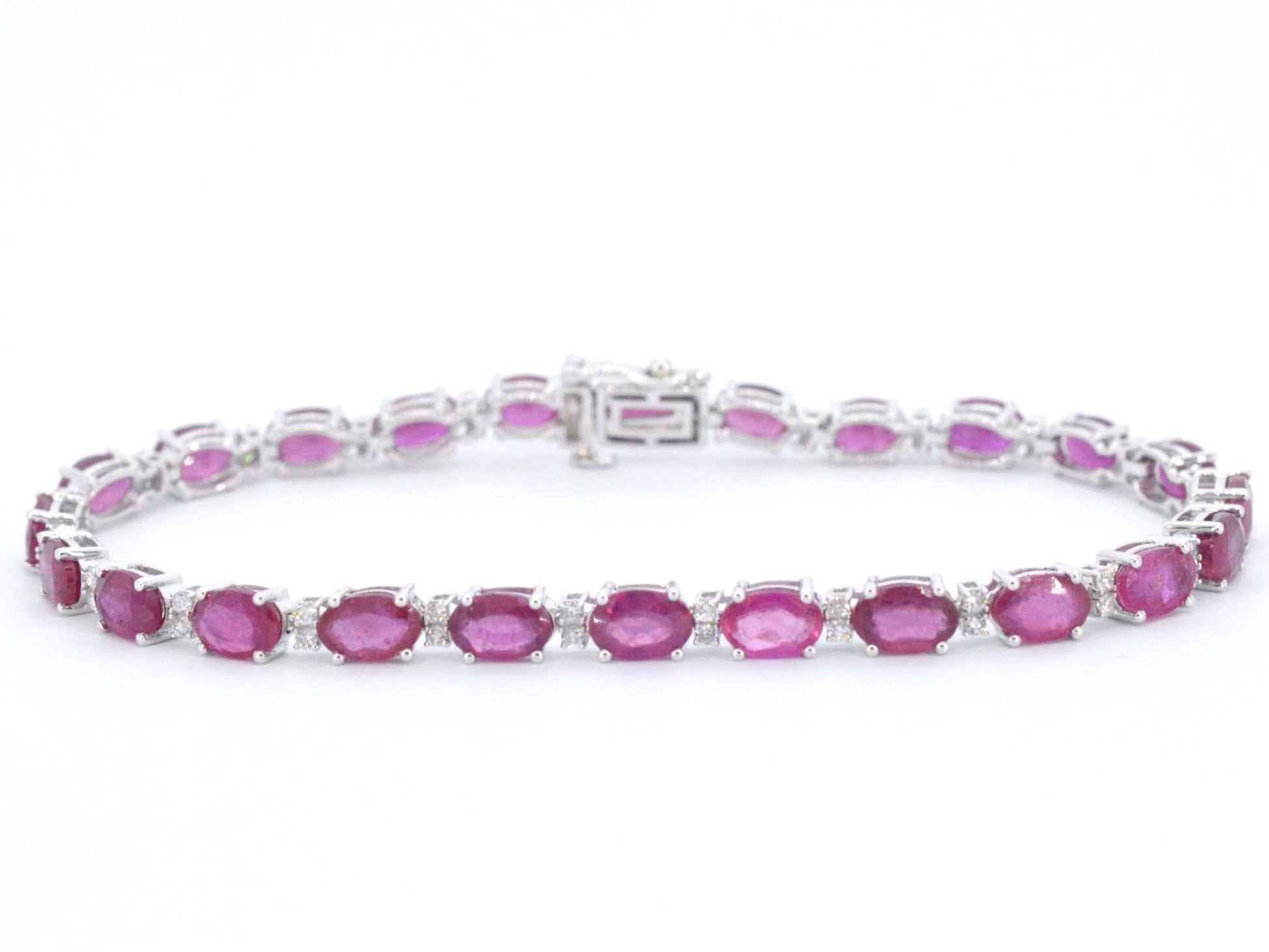 Witgouden tennisarmband met diamanten en robijn