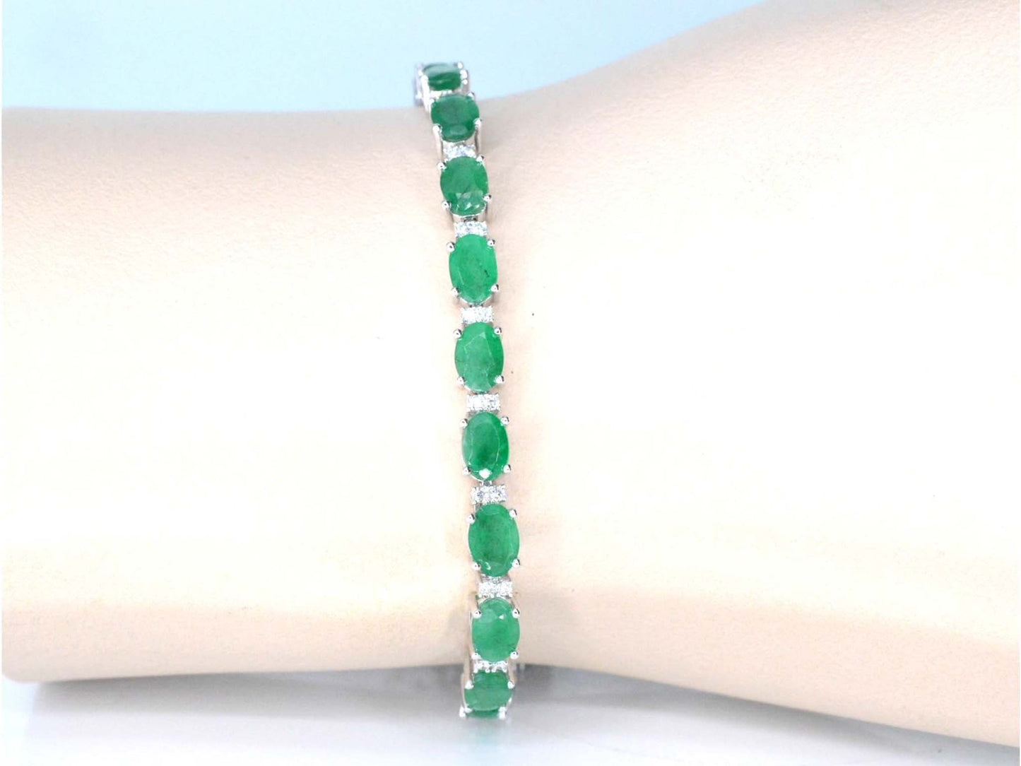 Witgouden tennisarmband met diamanten en smaragd