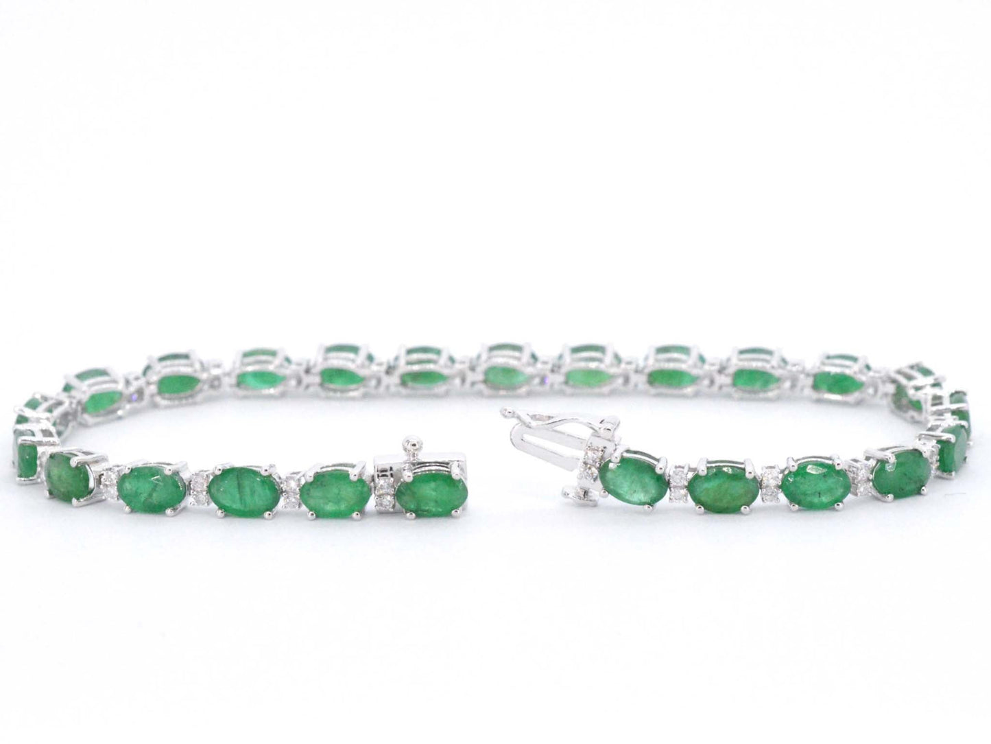 Witgouden tennisarmband met diamanten en smaragd