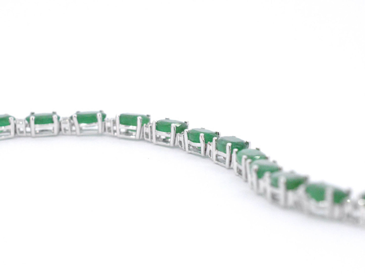 Witgouden tennisarmband met diamanten en smaragd