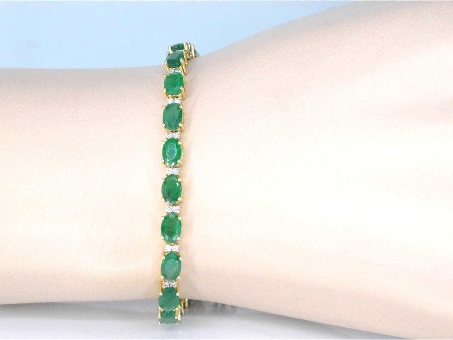 Geelgouden tennisarmband met diamanten en smaragden