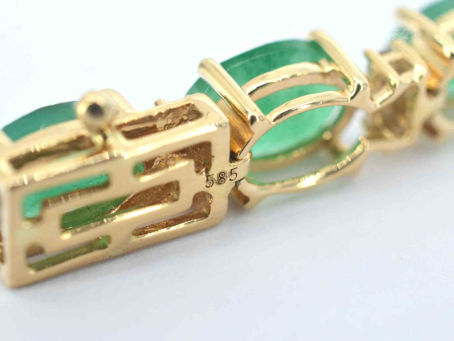 Geelgouden tennisarmband met diamanten en smaragden
