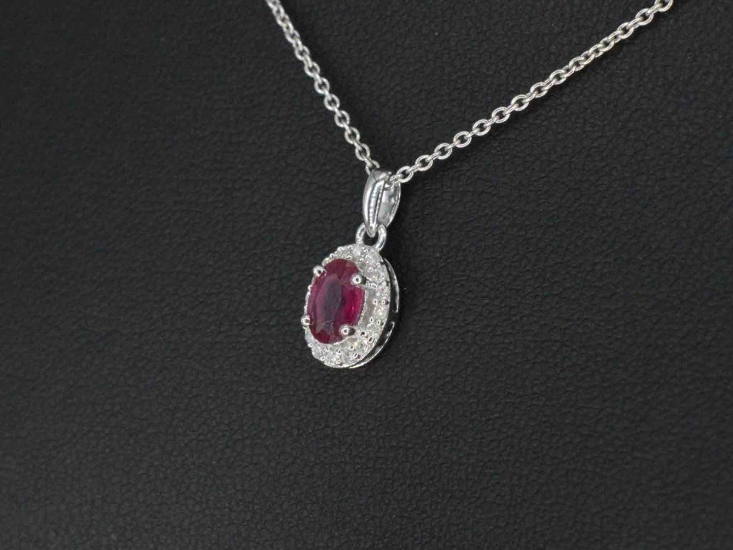 Witgouden entourage hanger met diamanten en robijn