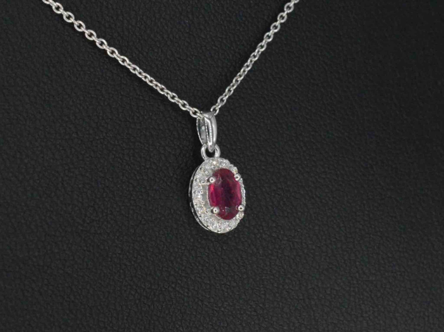 Witgouden entourage hanger met diamanten en robijn