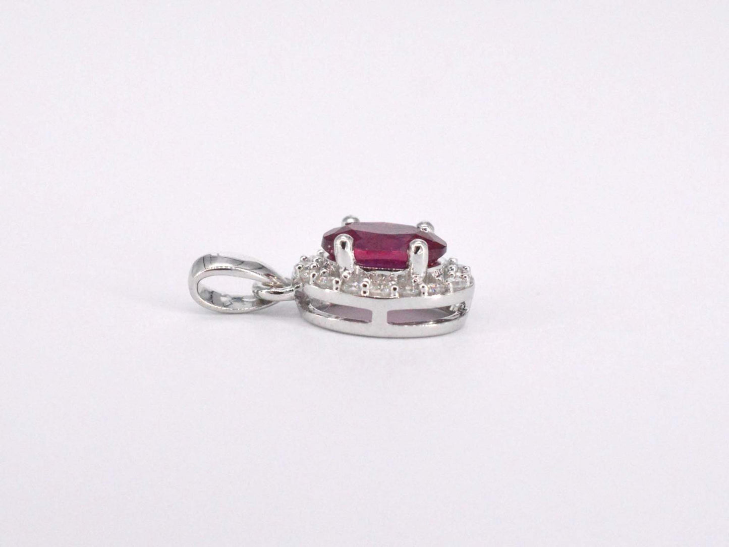 Witgouden entourage hanger met diamanten en robijn