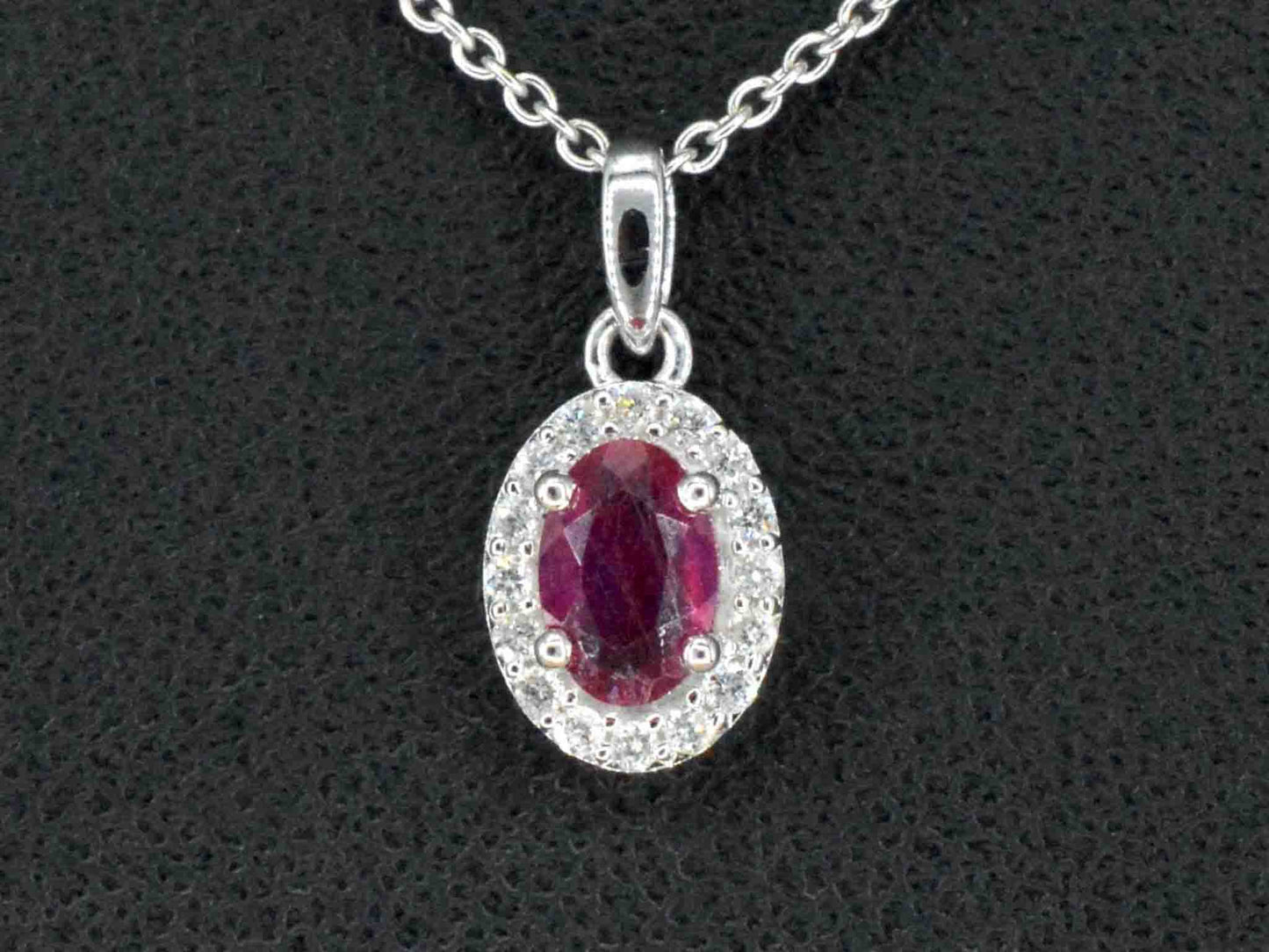 Witgouden entourage hanger met diamanten en robijn