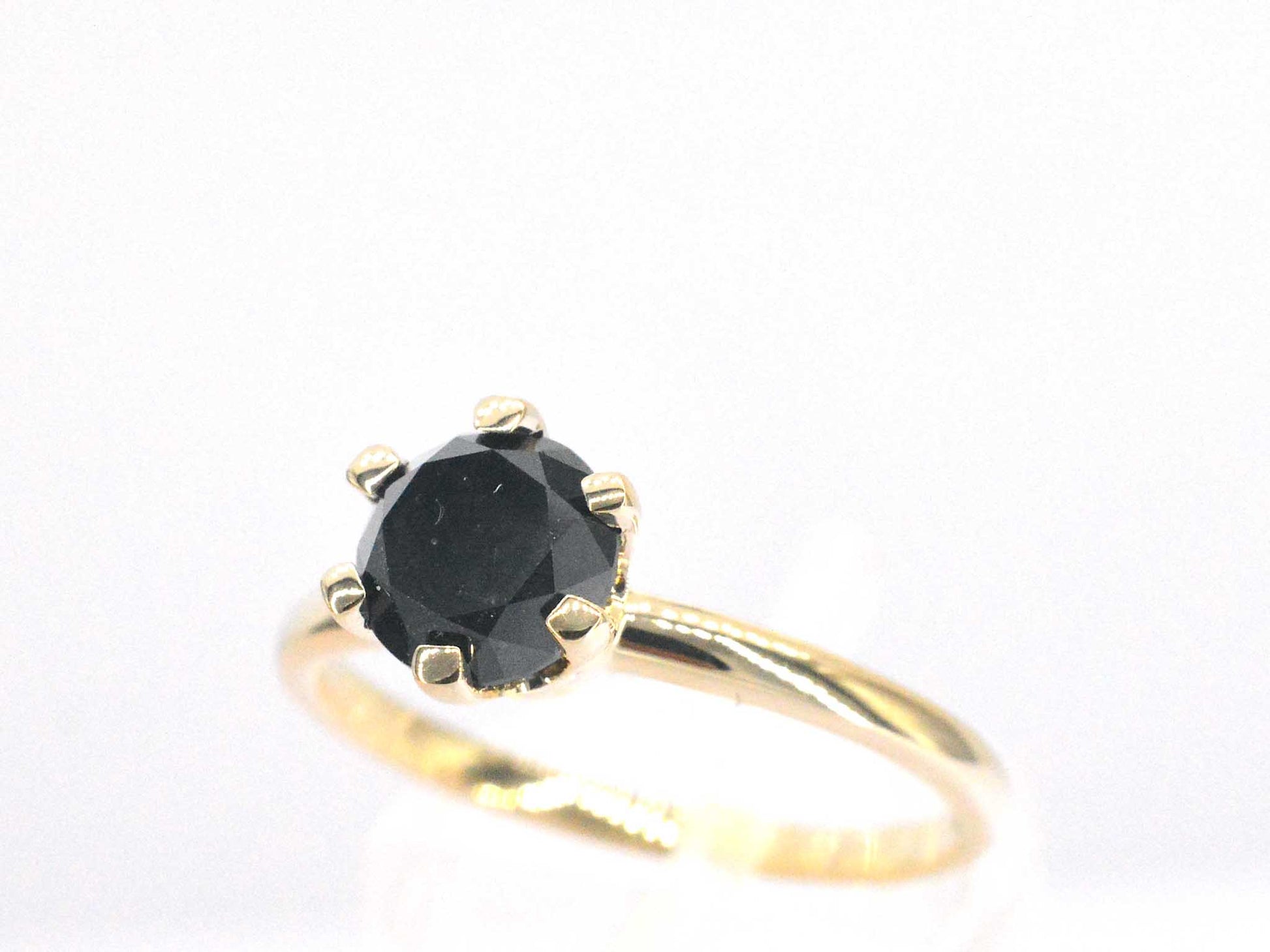 Gouden solitaire ring met één briljant geslepen zwarte diamant 2678-1