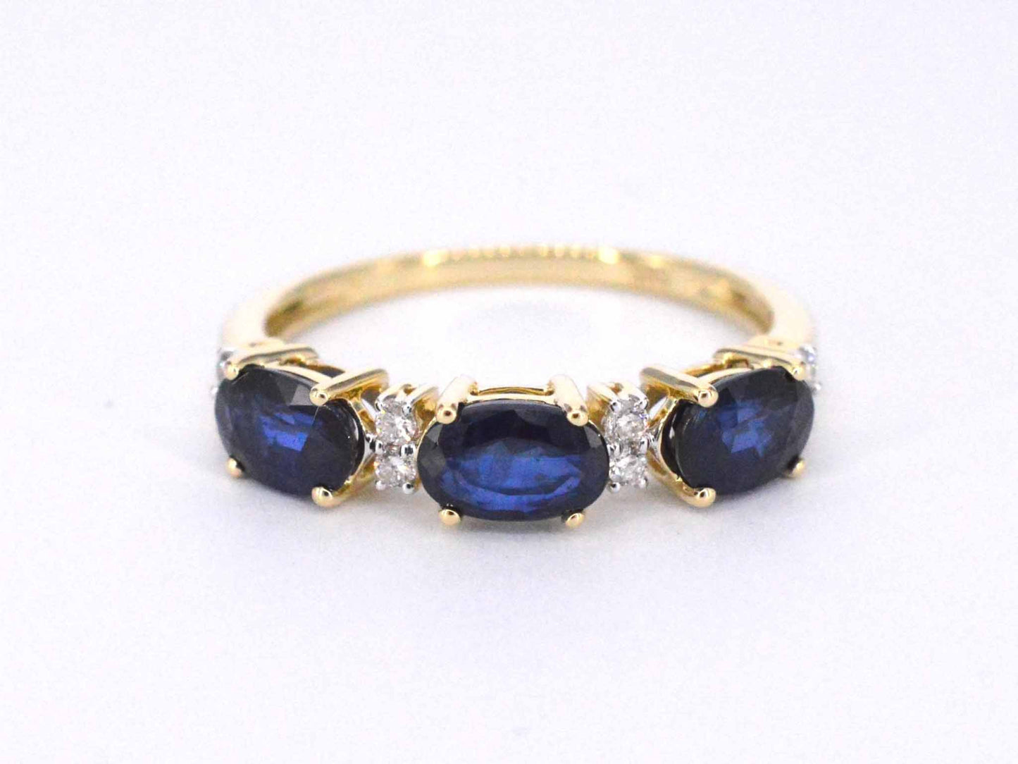 Gouden ring met diamanten en saffier