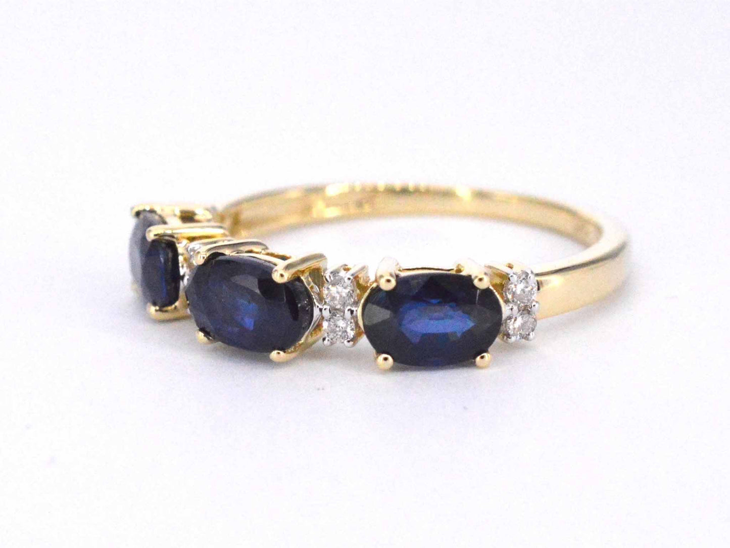 Gouden ring met diamanten en saffier