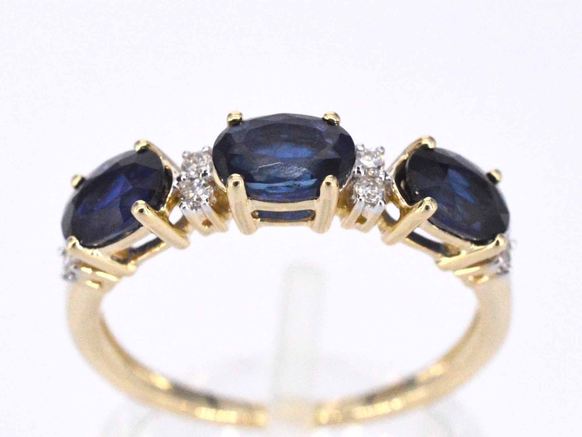 Gouden ring met diamanten en saffier