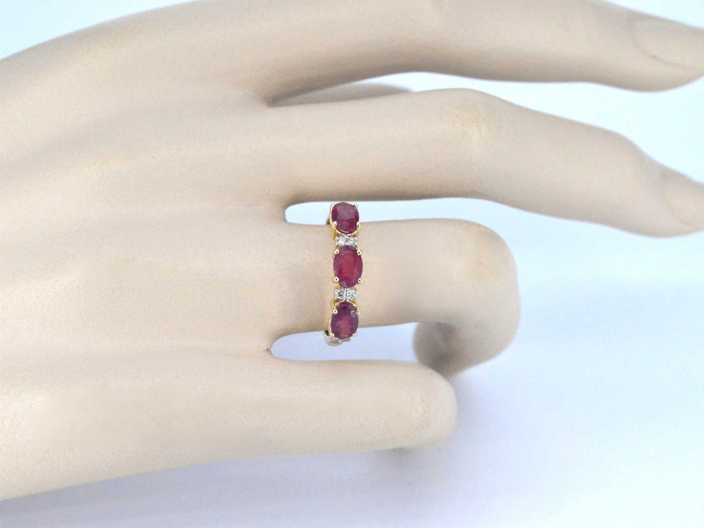 Gouden ring met diamanten en robijn
