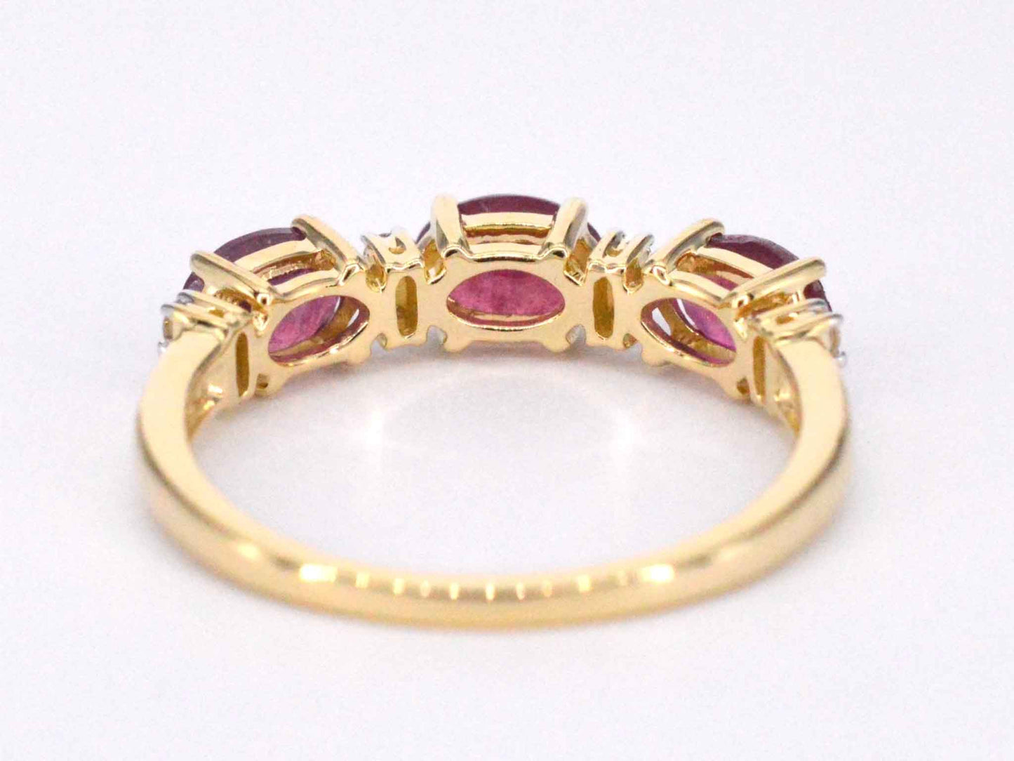 Gouden ring met diamanten en robijn