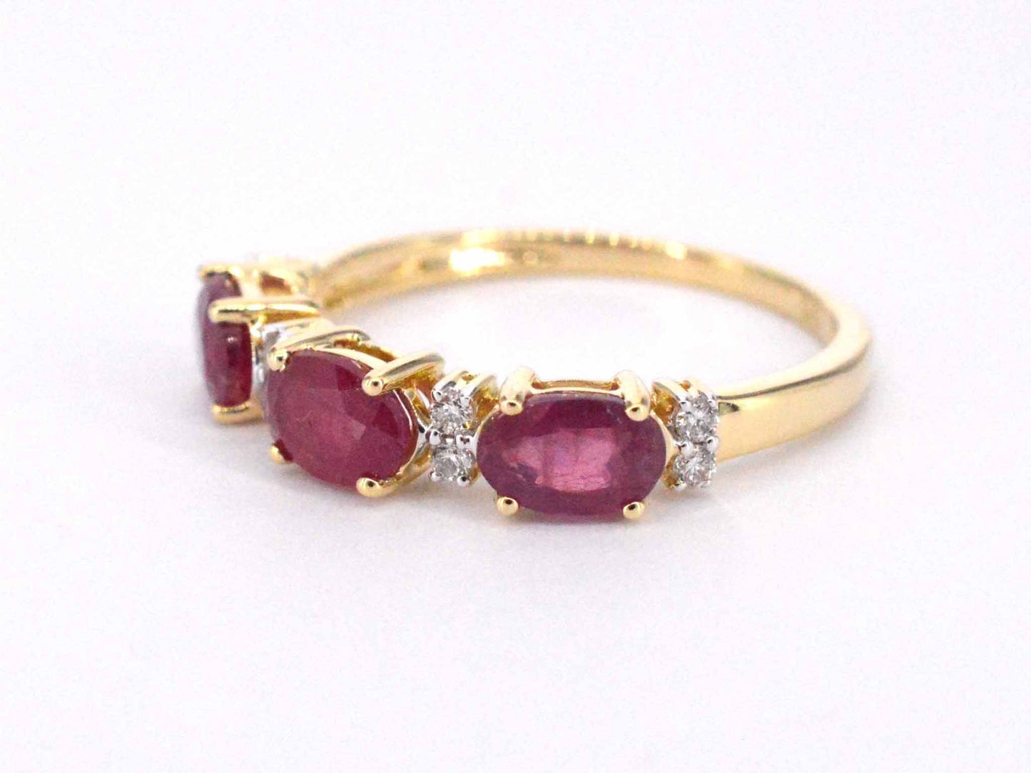 Gouden ring met diamanten en robijn