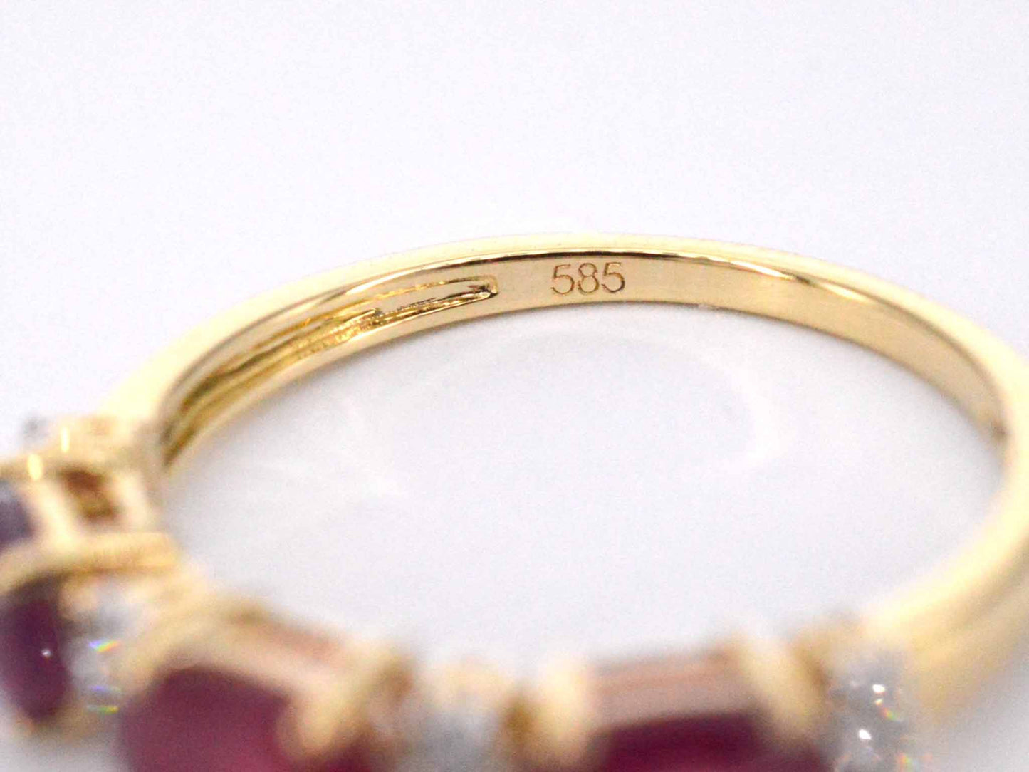 Gouden ring met diamanten en robijn