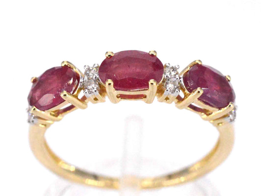 Gouden ring met diamanten en robijn