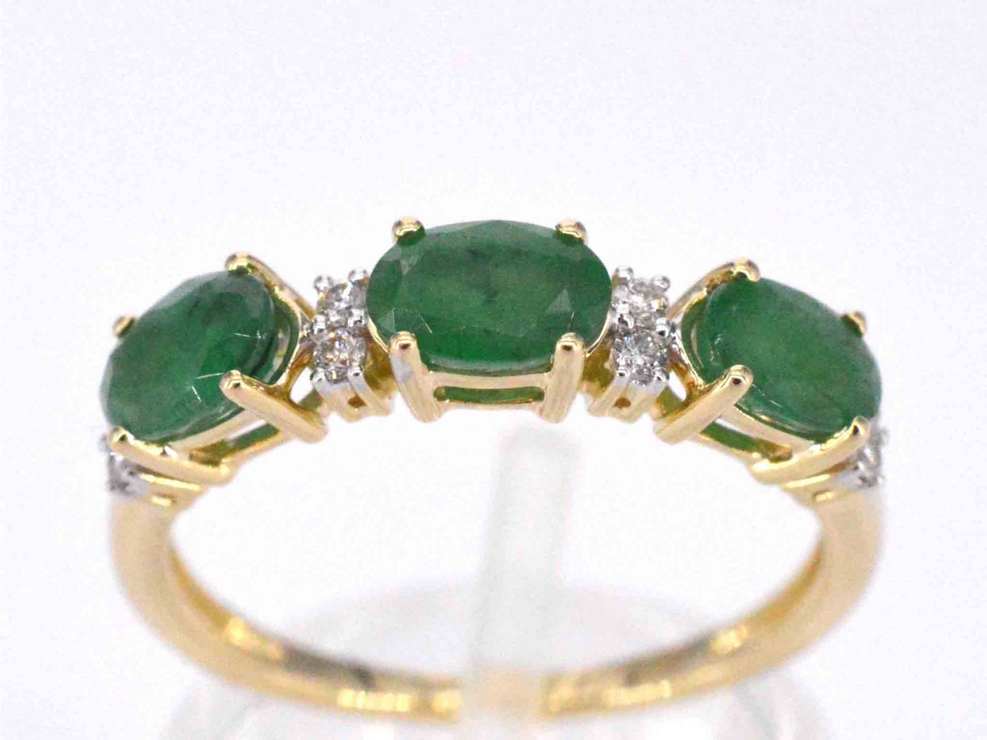 Gouden ring met diamanten en smaragd