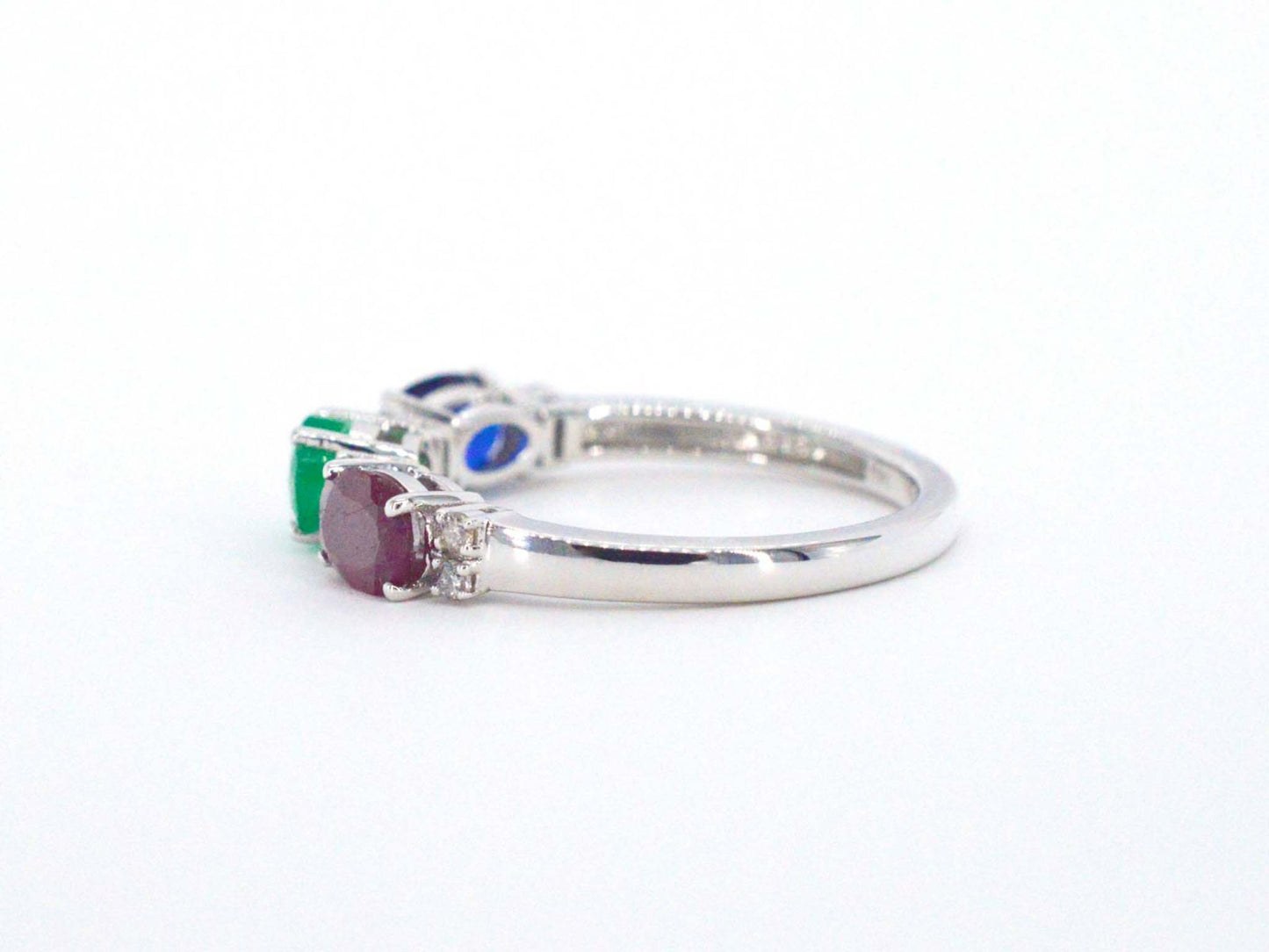 Witgouden ring met diamanten, saffier, robijn en smaragd