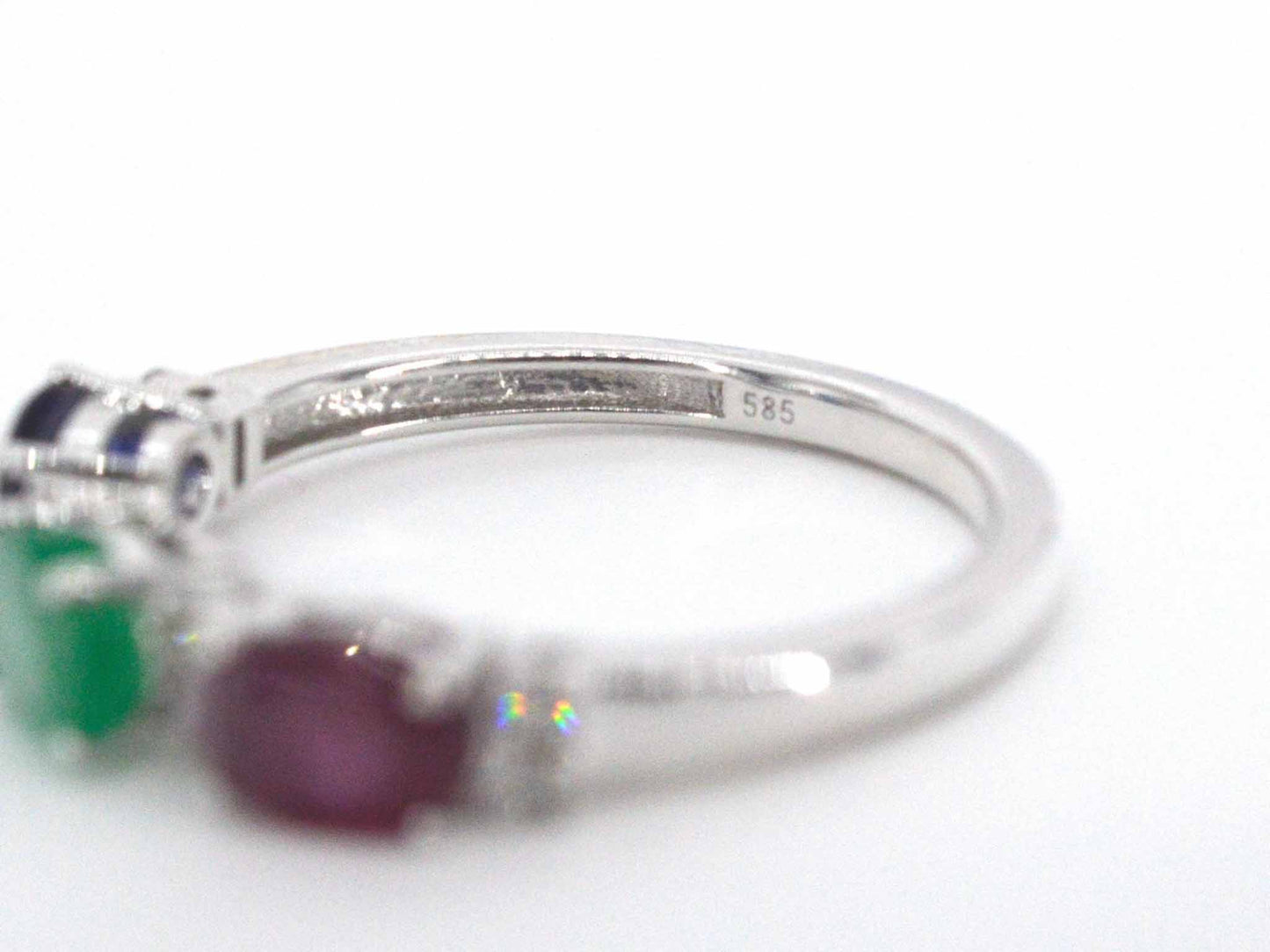 Witgouden ring met diamanten, saffier, robijn en smaragd