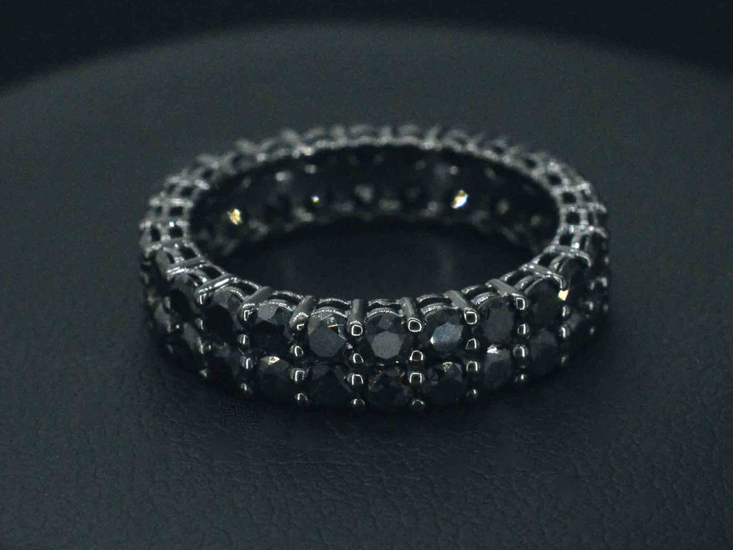Gouden eternity ring met zwarte diamanten - zwart rhodium