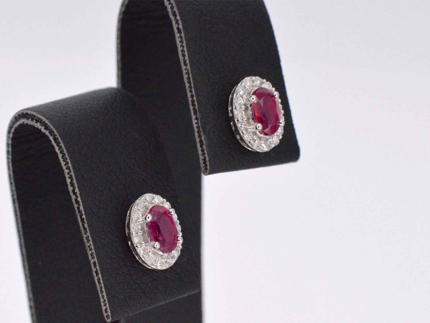Witgouden oorbellen met diamanten en robijn