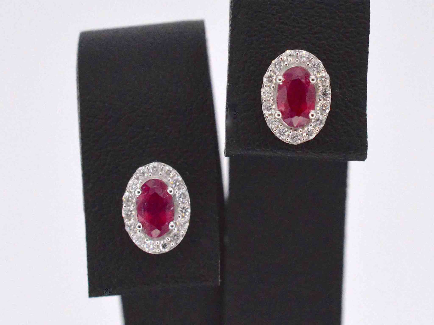 Witgouden oorbellen met diamanten en robijn
