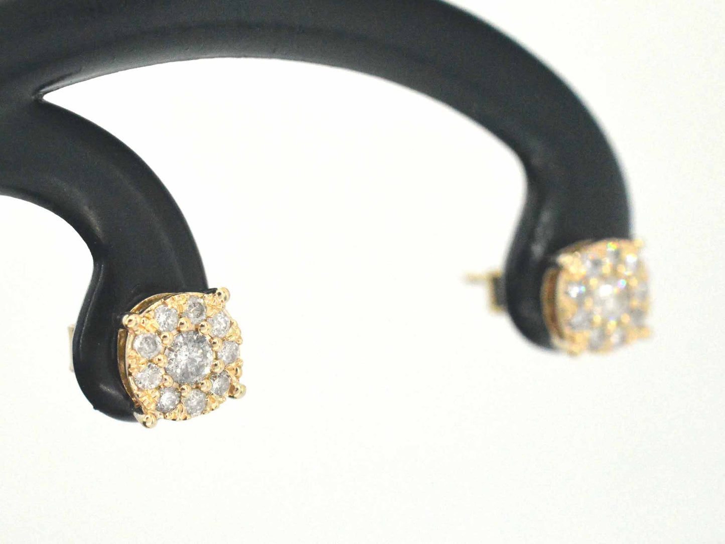 Gouden oorbellen met briljant geslepen diamanten
